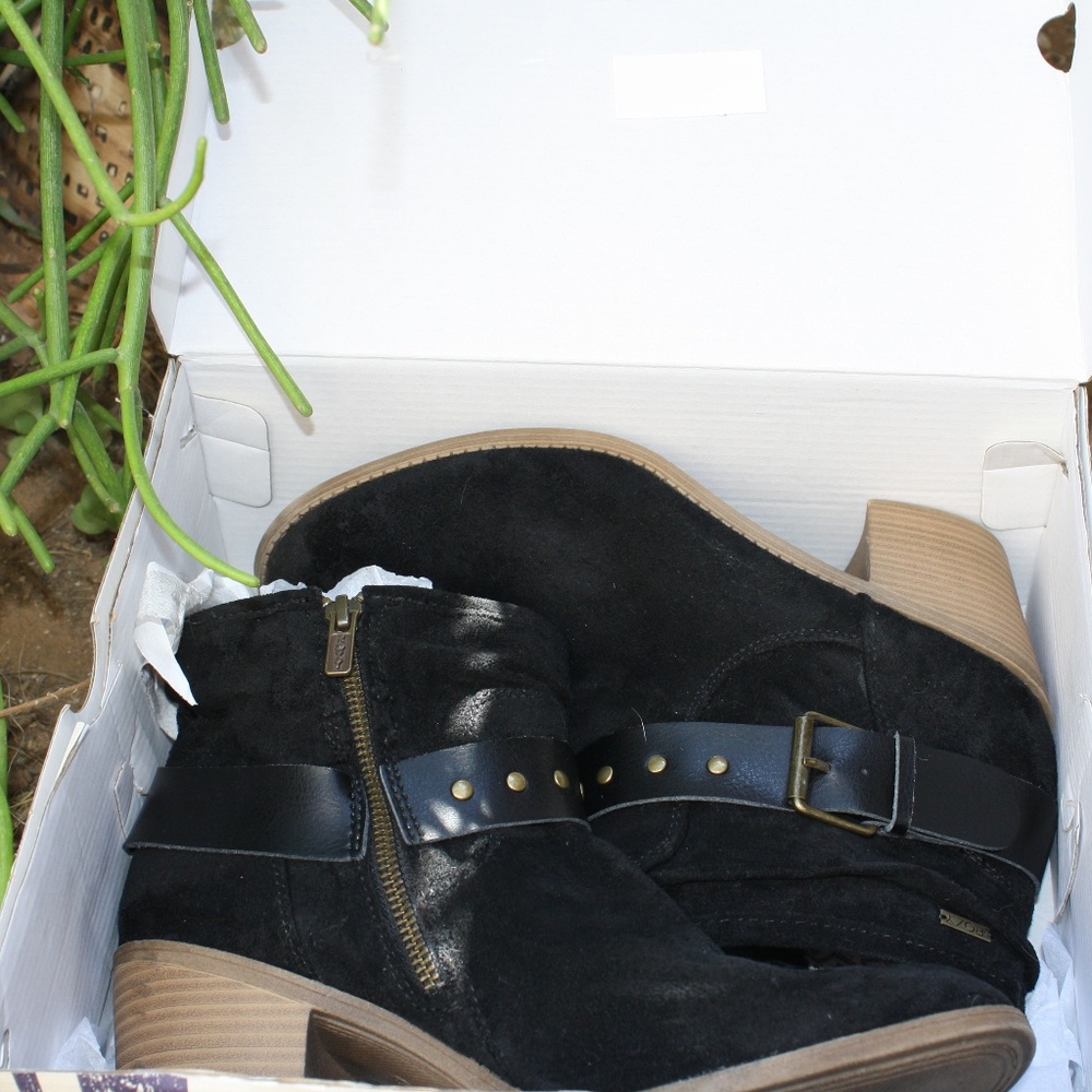 black Roxy booties